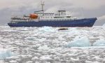 Schiffsfahrt zwischen Eisberge in der Heimat der Eisbären