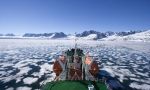 Schiffsfahrt zwischen Eisberge in der Heimat der Eisbären